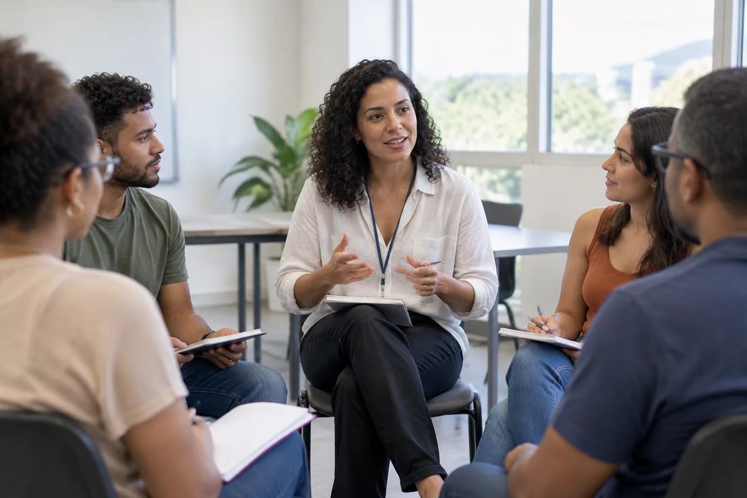 Professor dando feedback a um grupo de alunos